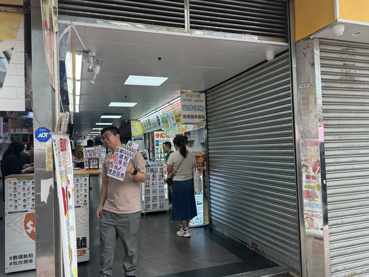 民間の証明写真屋さん、同じビルにあります