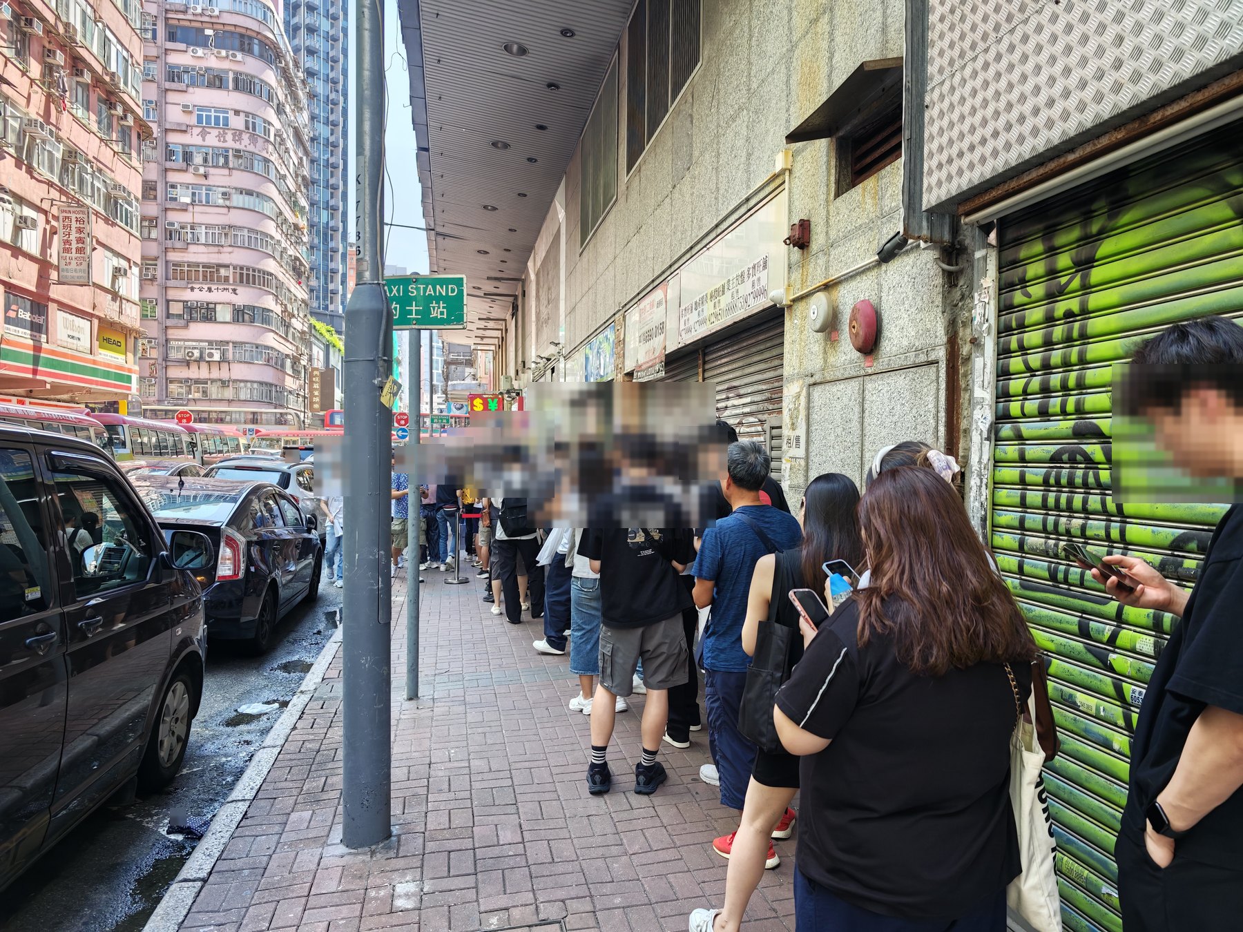発売日の旺角・先達廣場。歩道にできた行列が、亞皆老街の先まで続いている