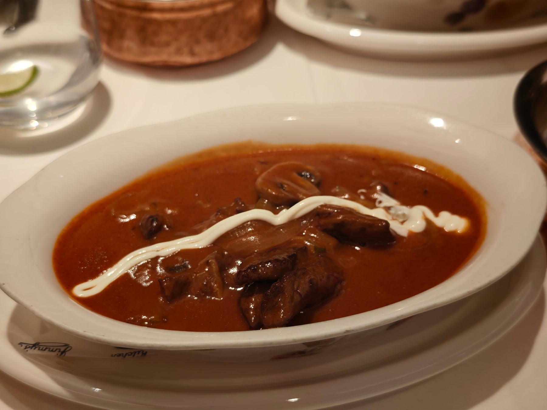 Jimmy's Kitchinの白い器に盛られたビーフストロガノフ。牛肉ときのこの上に白いクリームがかかっている