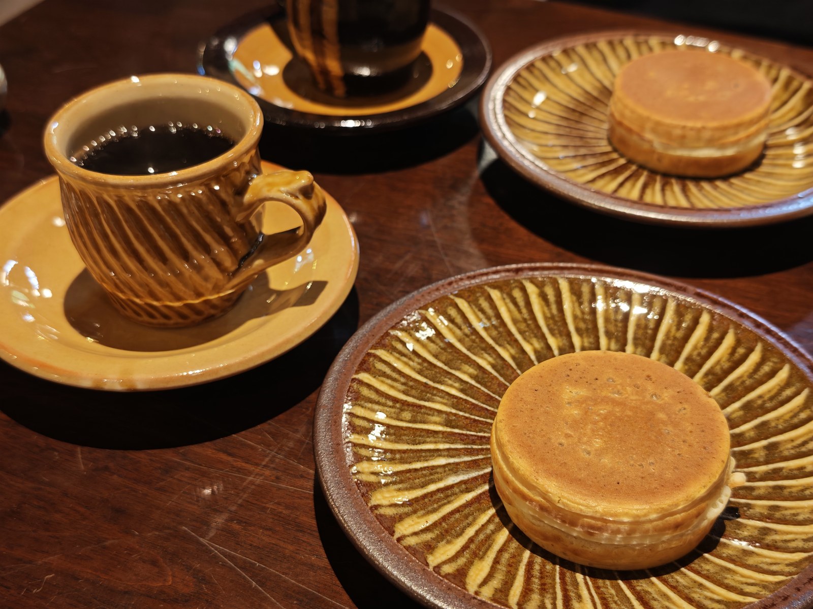 御座候の赤あんと赤ブレンドのコーヒーが喫茶室のテーブルに並んでいる様子
