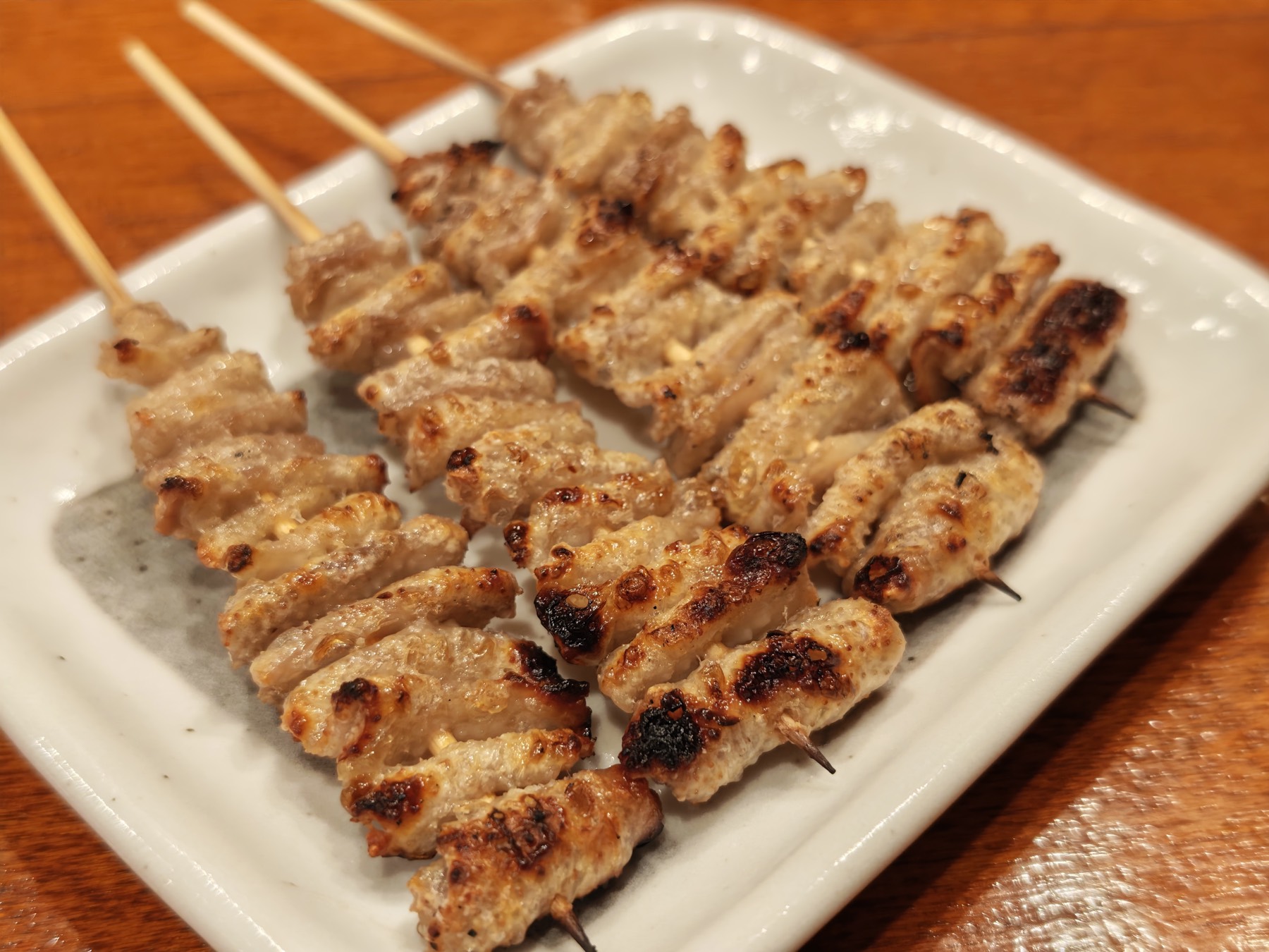 白い皿に串打ちされた焼鳥が並び、香ばしい焼き目がついている様子
