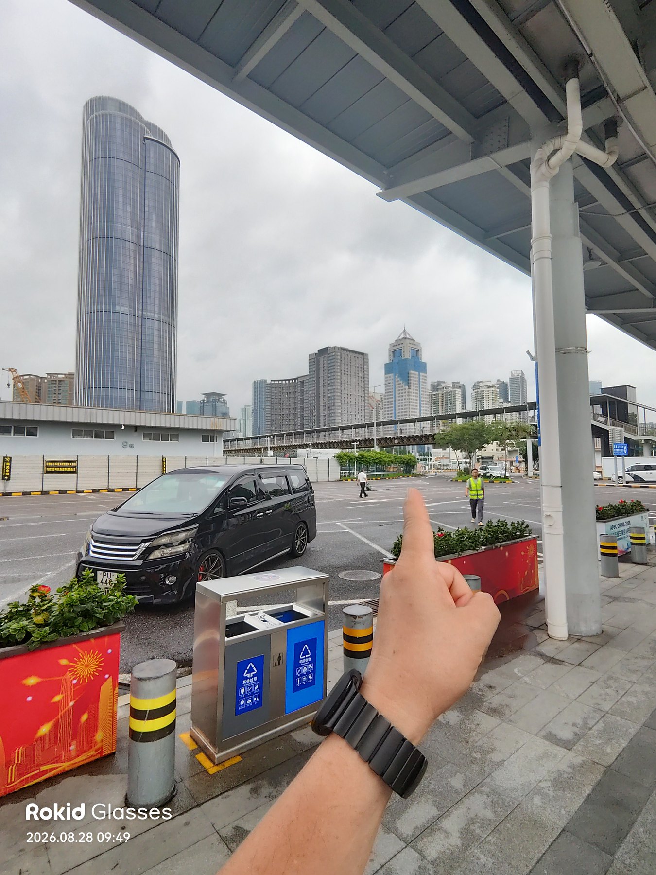 プレハブイミグレから地下鉄七号線の駅までをつなぐ長い歩道橋を指さす。電脳街を歩き倒したあとには、この距離がなかなか応える。