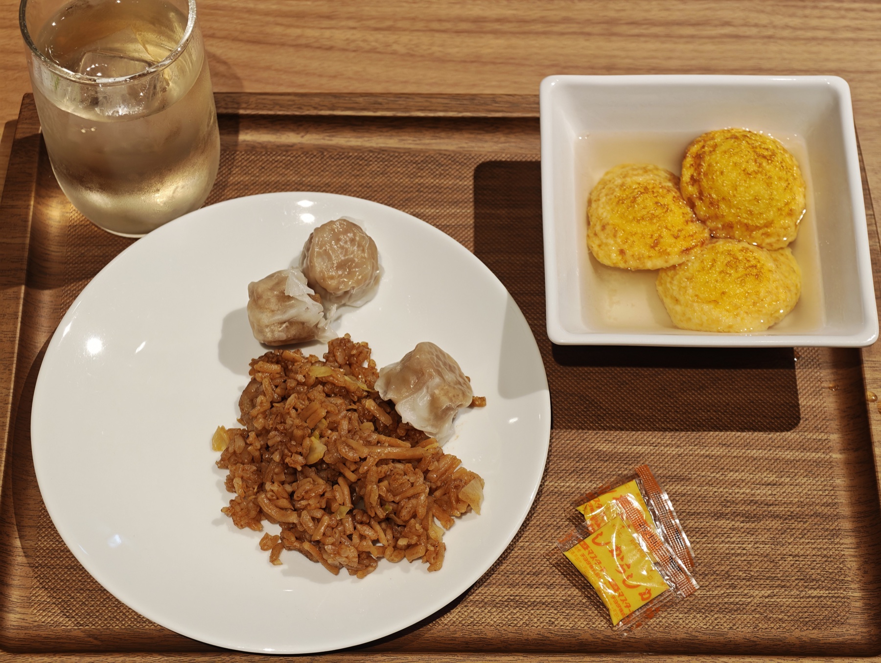 神戸空港の新しい国際線ラウンジの朝食トレー。明石焼き、ソバメシ、焼売、神戸ワインの白