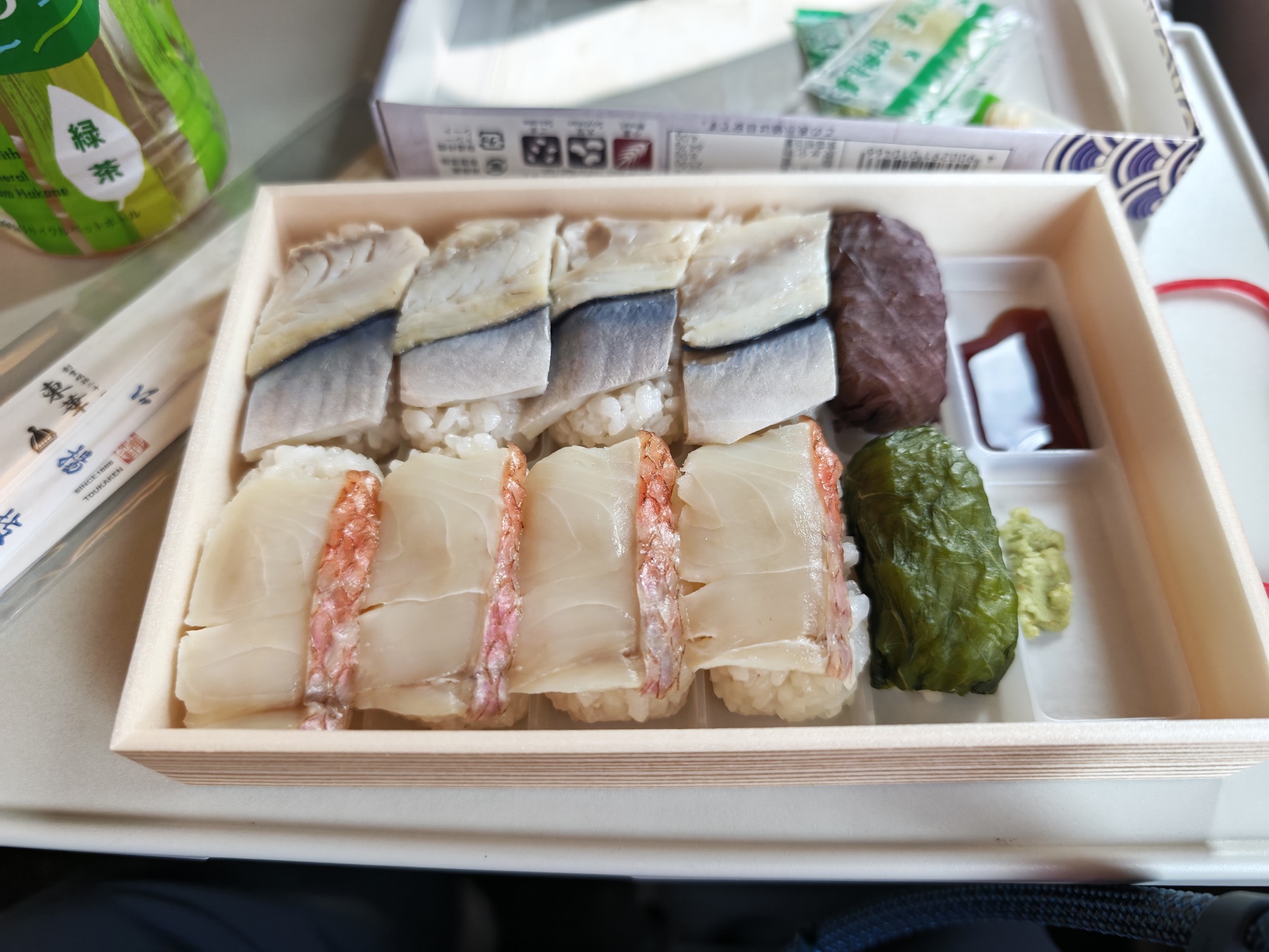 新幹線の車内で開いた炙り金目鯛と小鯵押し寿司の弁当