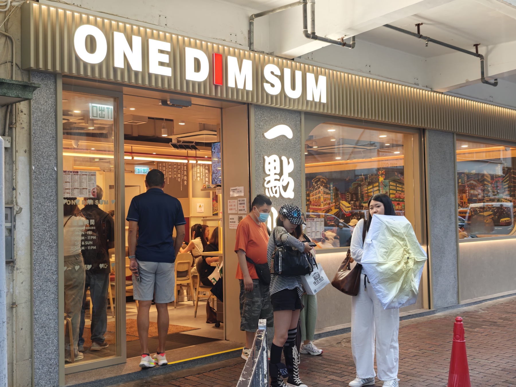 「ONE DIM SUM 一點心」の店頭に観光客が行列を作っている様子