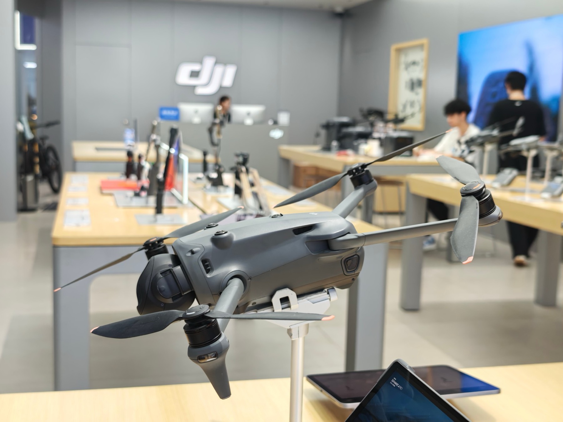 深圳のDJI直営店の店内、スタンドに展示されたドローン