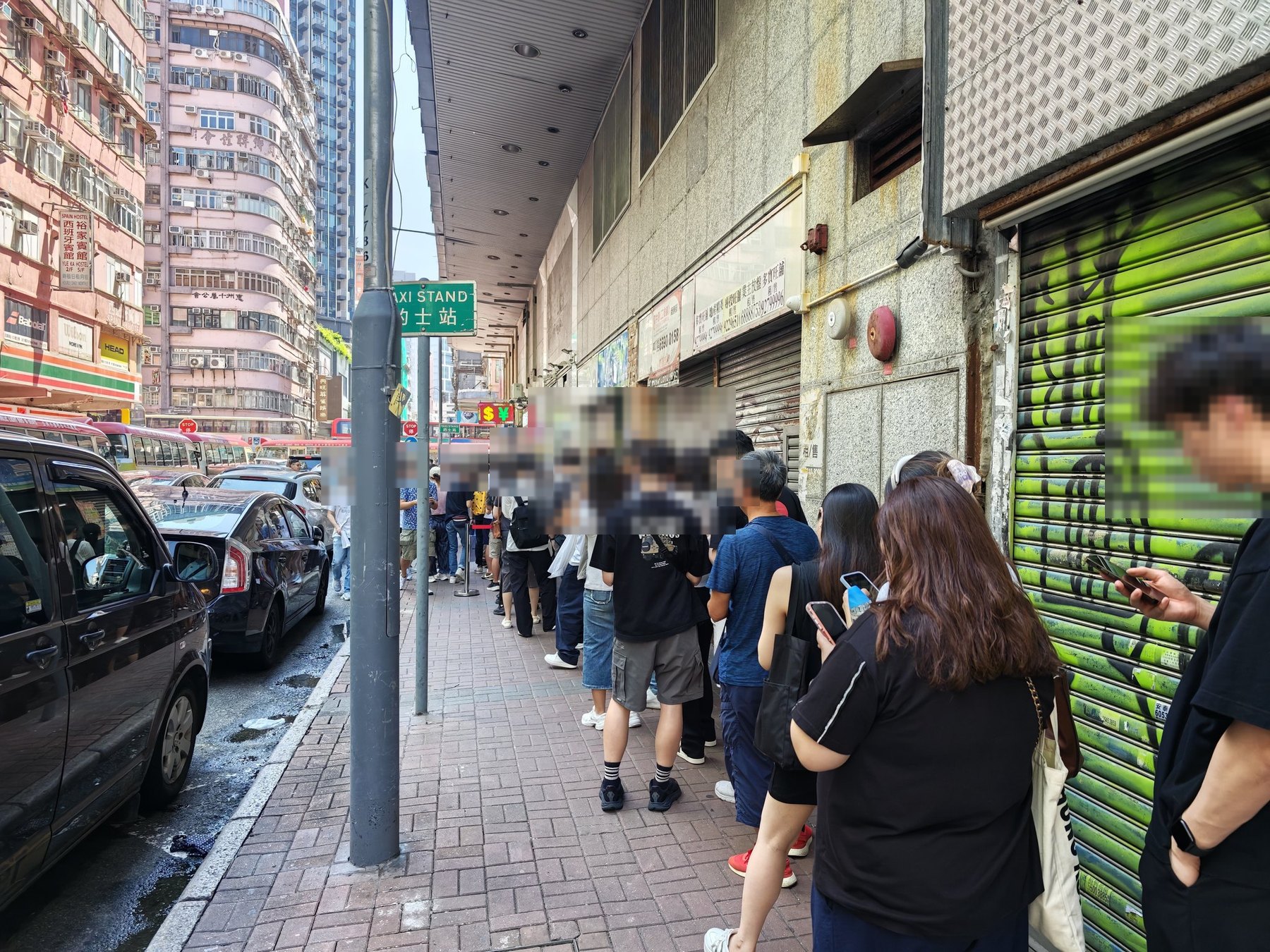 亞皆老街の歩道にできた行列。箱を抱えた人が、タクシー乗り場の標識を越えて奥まで並んでいる