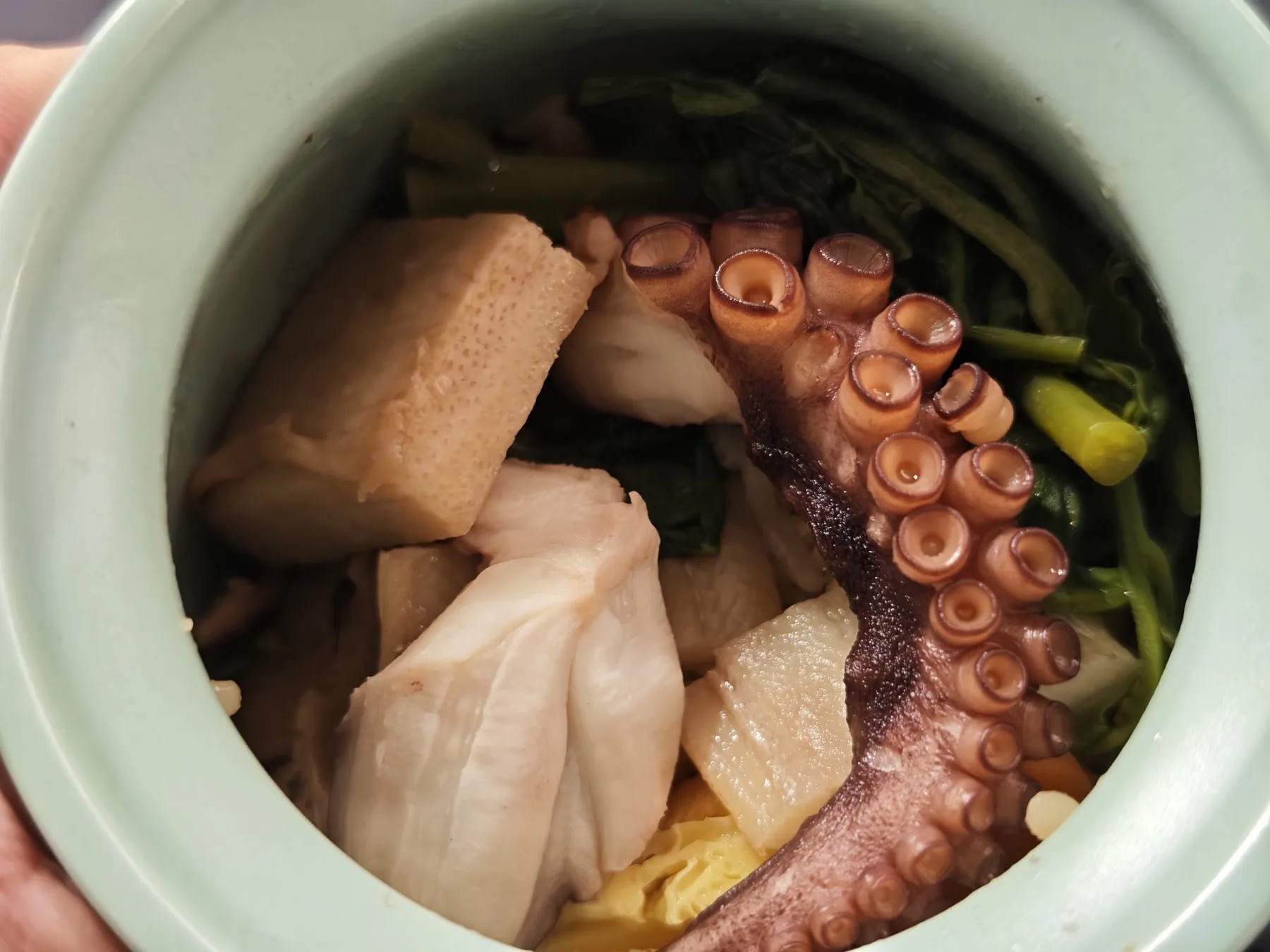 淡路屋のひっぱりだこの壺の中に、タコの足や具材が入っている様子