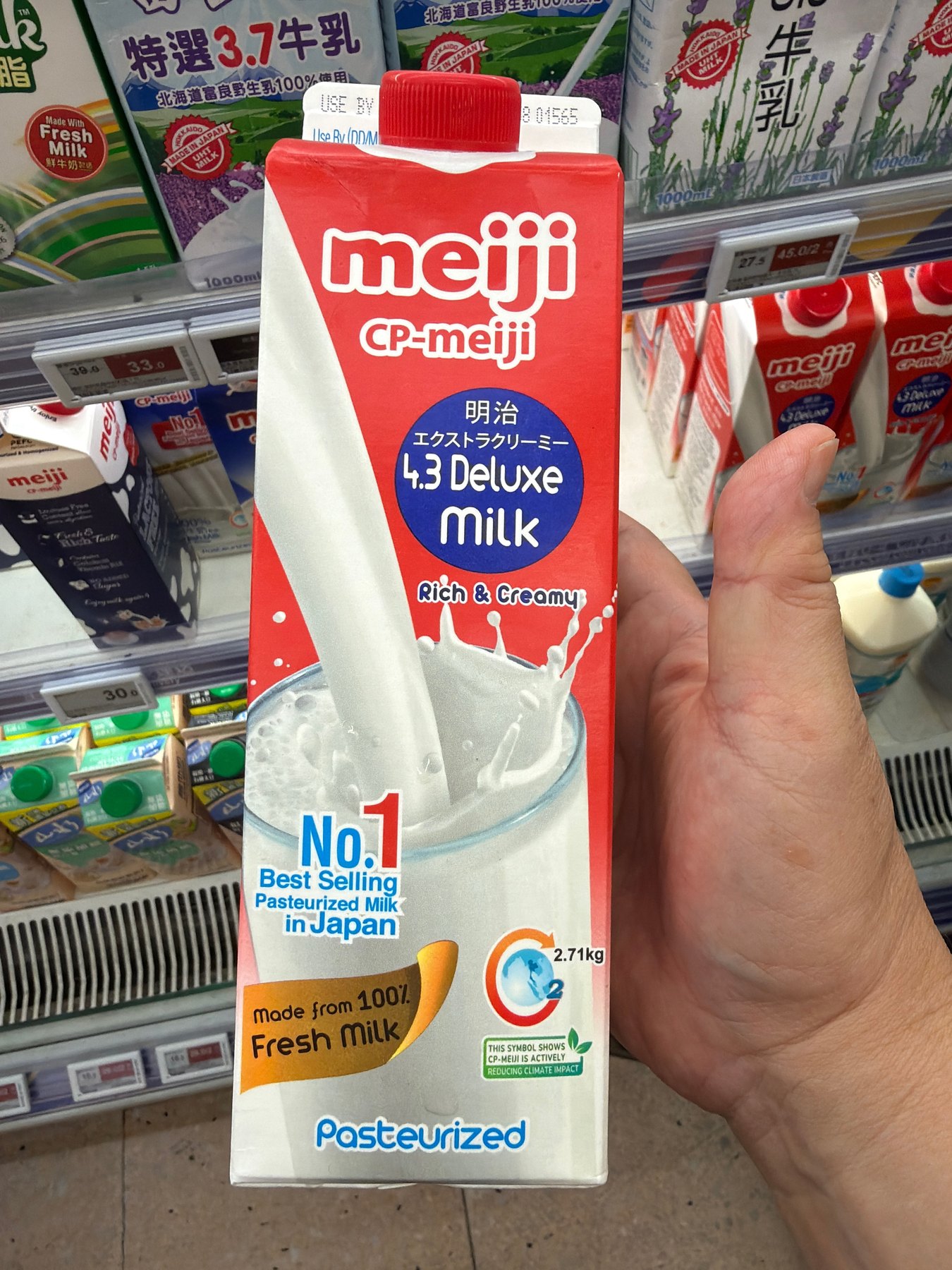 香港のスーパーで手に取った、明治の赤いパッケージの牛乳「4.3 Deluxe Milk」。日本でNo.1という、濃厚でクリーミーなフレッシュミルク。
