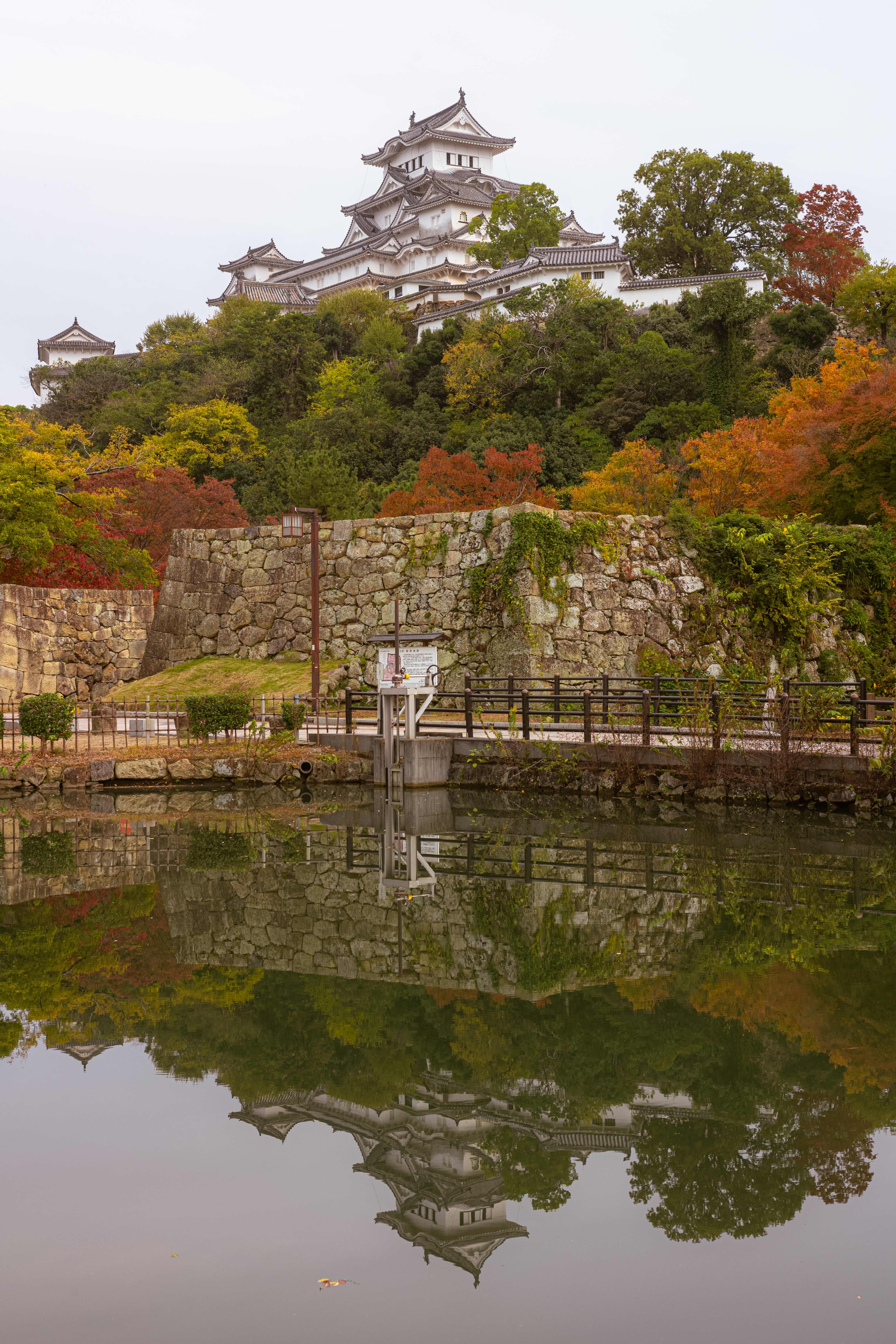 姫路城 — 第十四景 北勢隠門 秘境の水鏡（北勢隠門跡から、秋の午後）