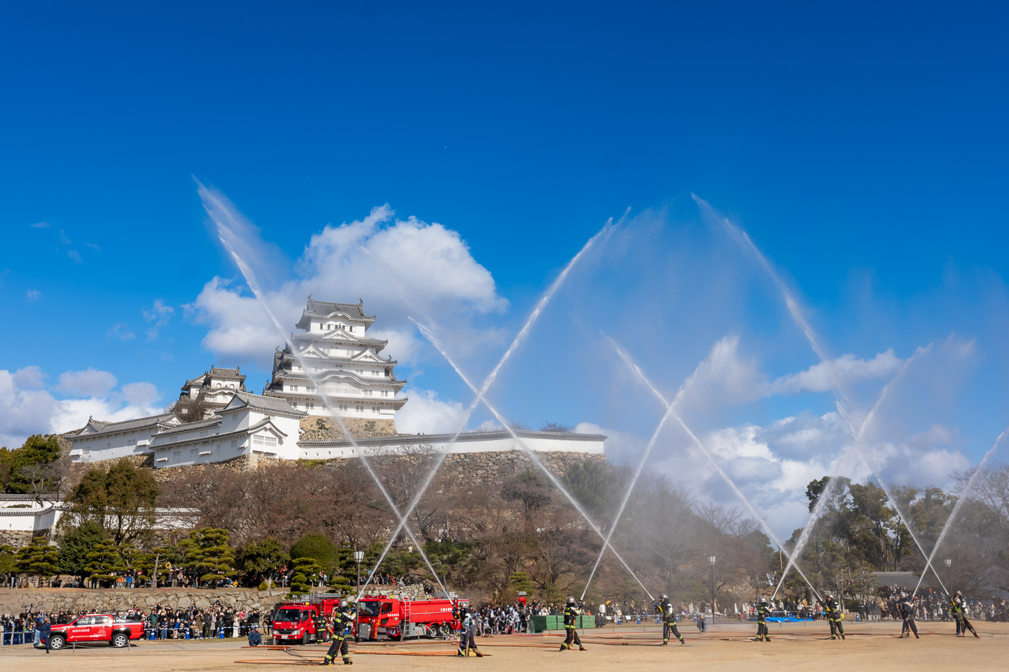 姫路城 — 第二十三景 三の丸広場 出初めの彩虹（姫路城三の丸広場から、冬の午後）