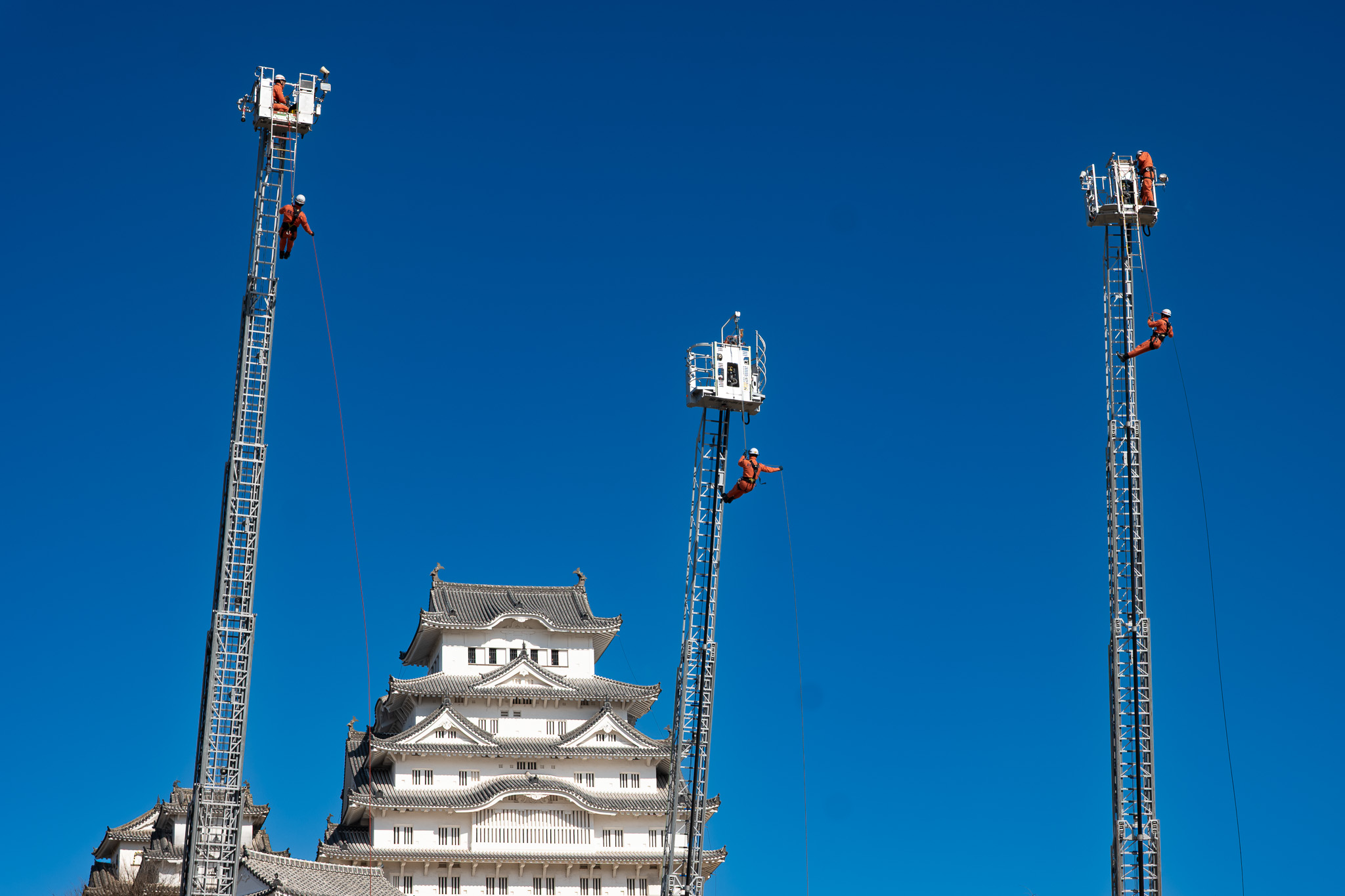 姫路城 — 第二十四景 三の丸広場 蒼穹の守り人（姫路城三の丸広場から、冬の午後）