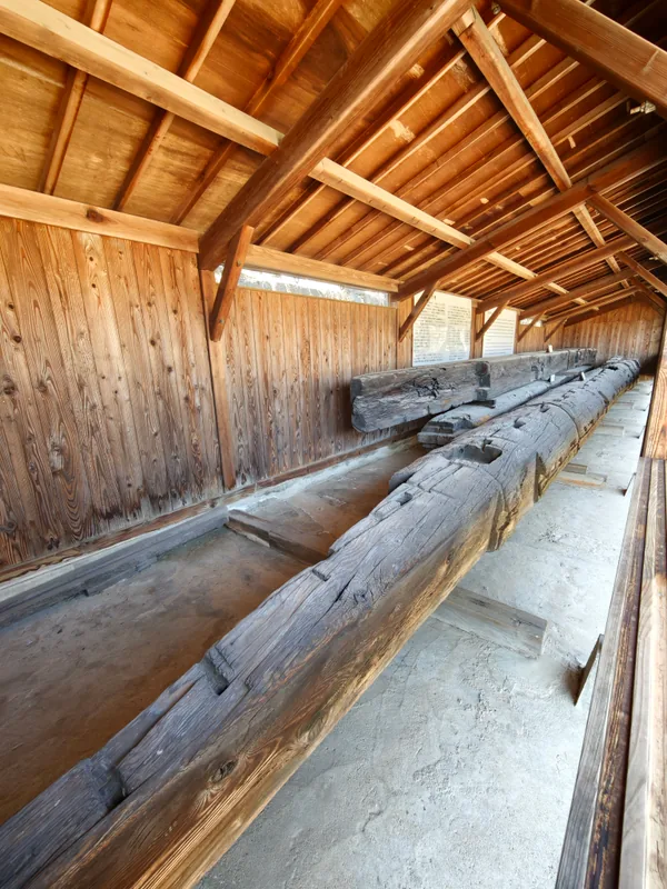 The old west pillar extends deep into its exhibition shelter, revealing its length and thickness.