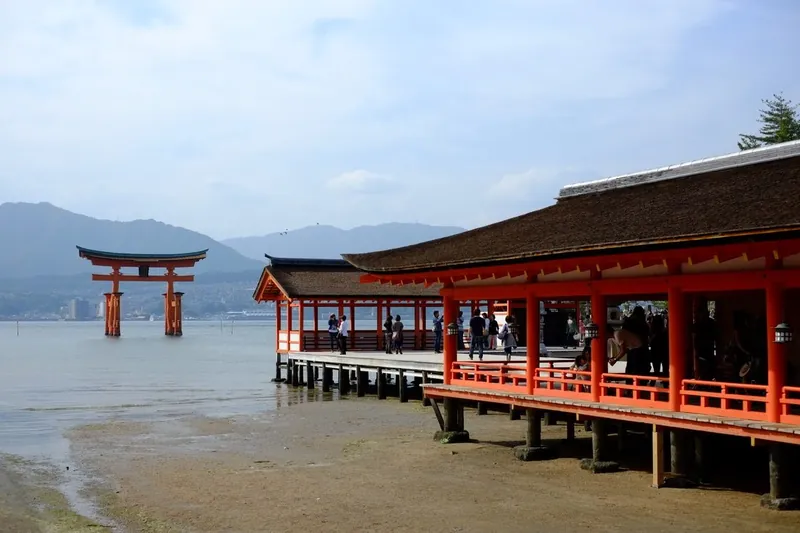 干潮の厳島神社と大鳥居