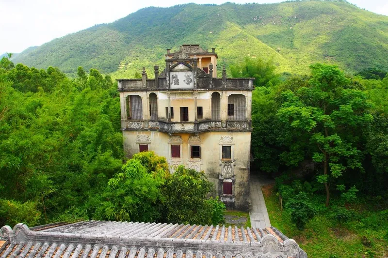 緑の山を背にして建つ、開平の洋風の楼閣