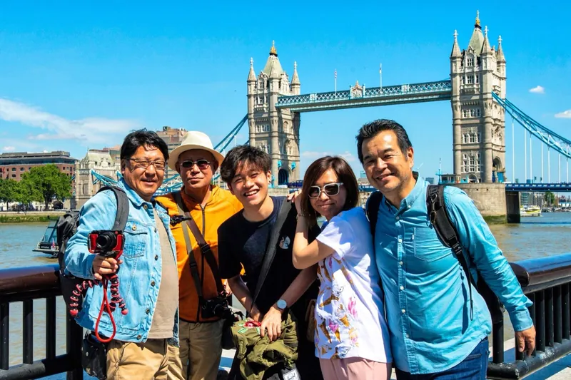 タワーブリッジの前で。左からTJ、YKK師匠、竜一、Condy、バスターさん