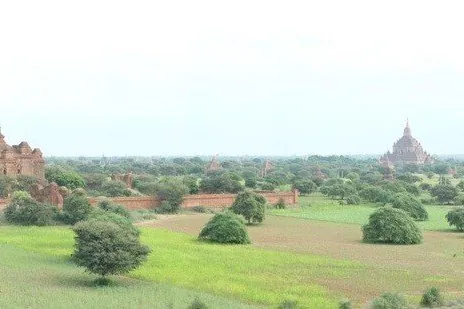バガンの平原に立つ数千のパゴダ