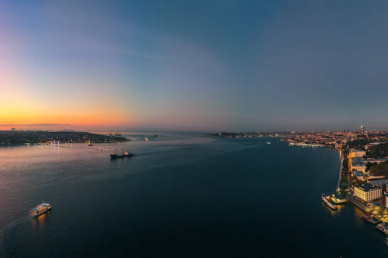 イスタンブール、ボスポラス海峡の夕景