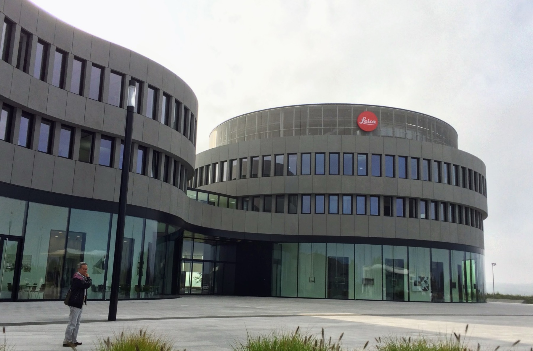 ライツパーク — 赤いLeicaロゴを掲げる本社棟