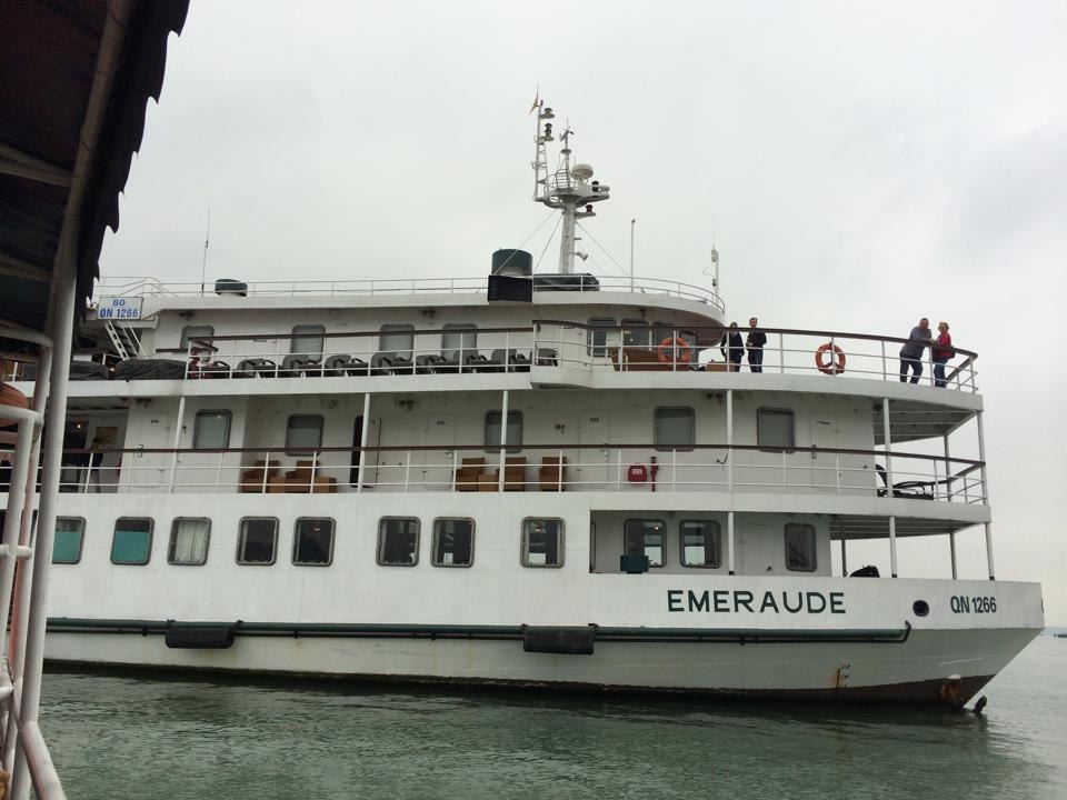 ハロン湾に停泊するクルーズ船 EMERAUDE（QN 1266）。四人が一泊した船