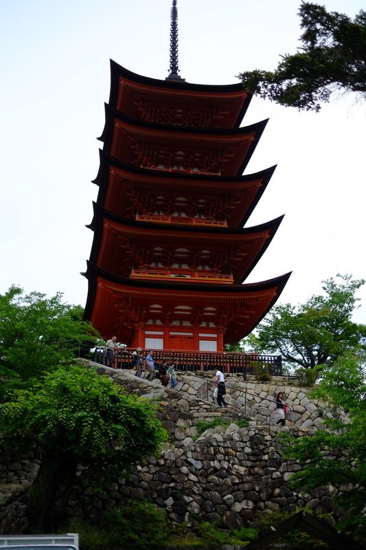 緑の木立の中にそびえる、朱塗りの五重塔