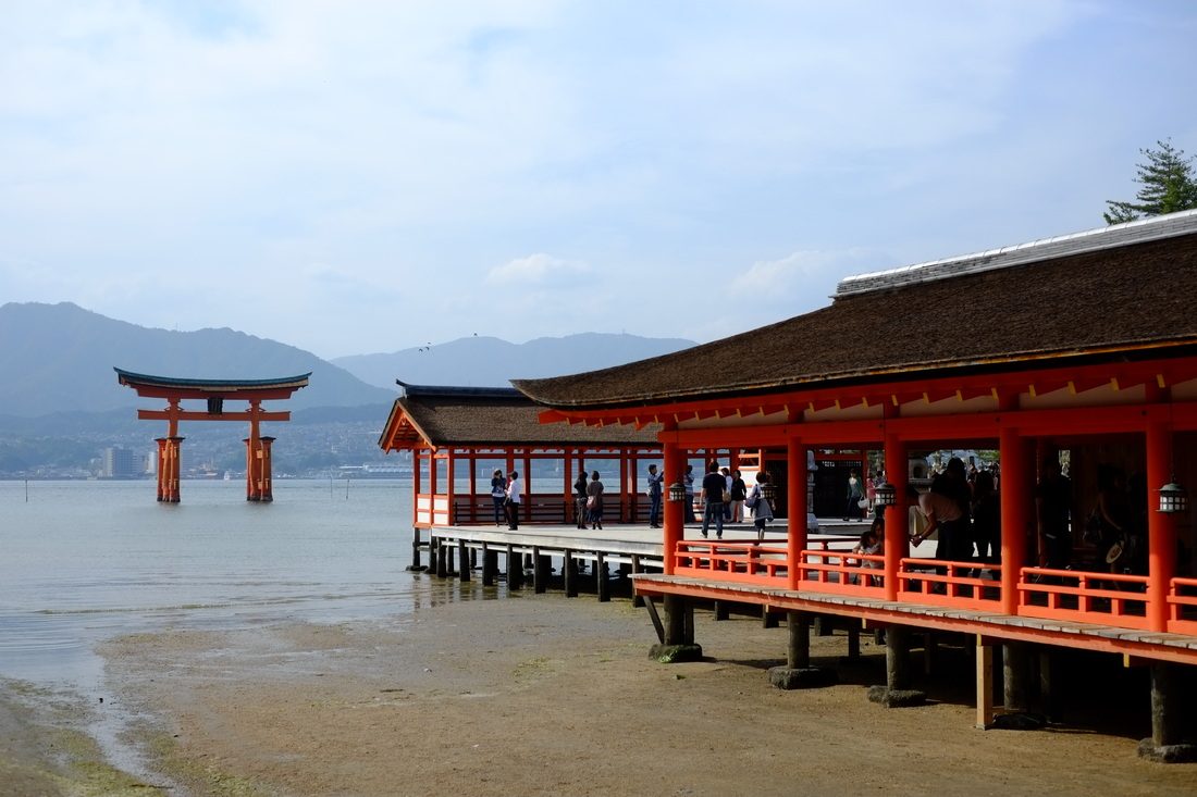 干潮の厳島神社。朱塗りの回廊の先に大鳥居が立つ