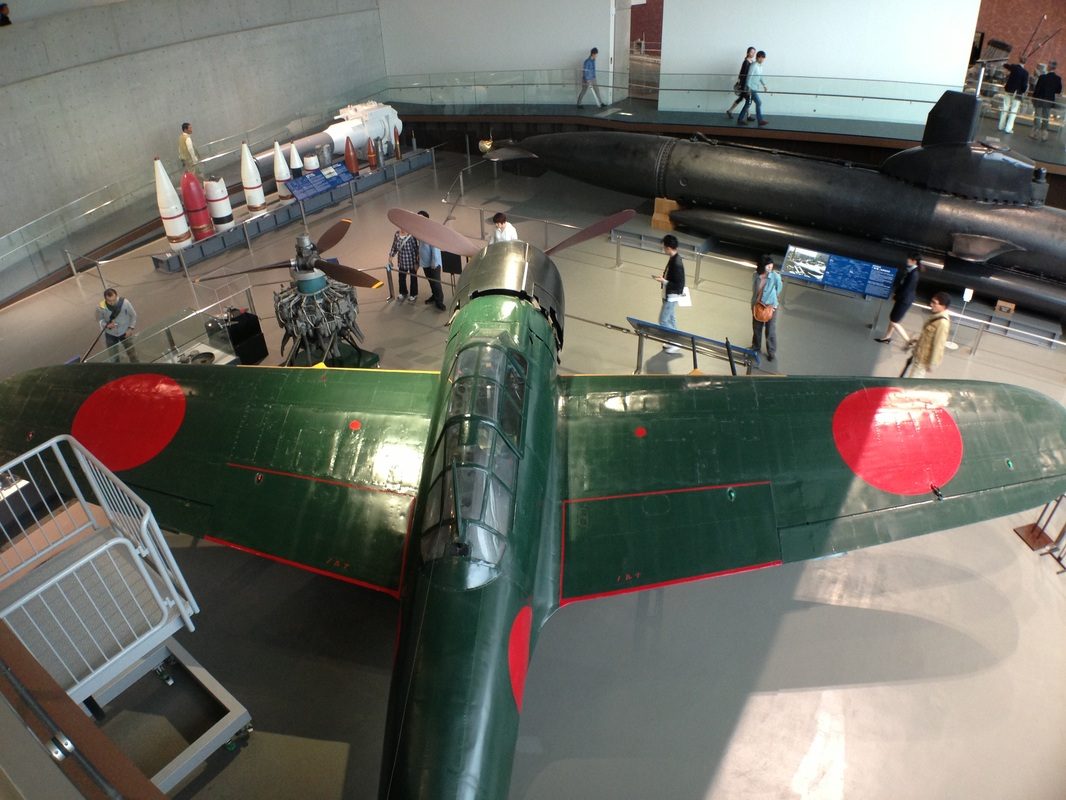 大和ミュージアムの展示室。零戦や特殊潜航艇などが並ぶ