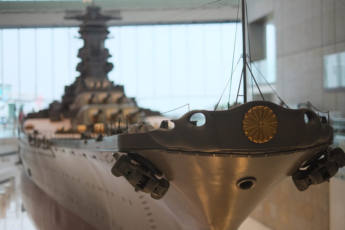 大和ミュージアムに展示された戦艦大和の十分の一模型。艦首に菊の紋章が見える