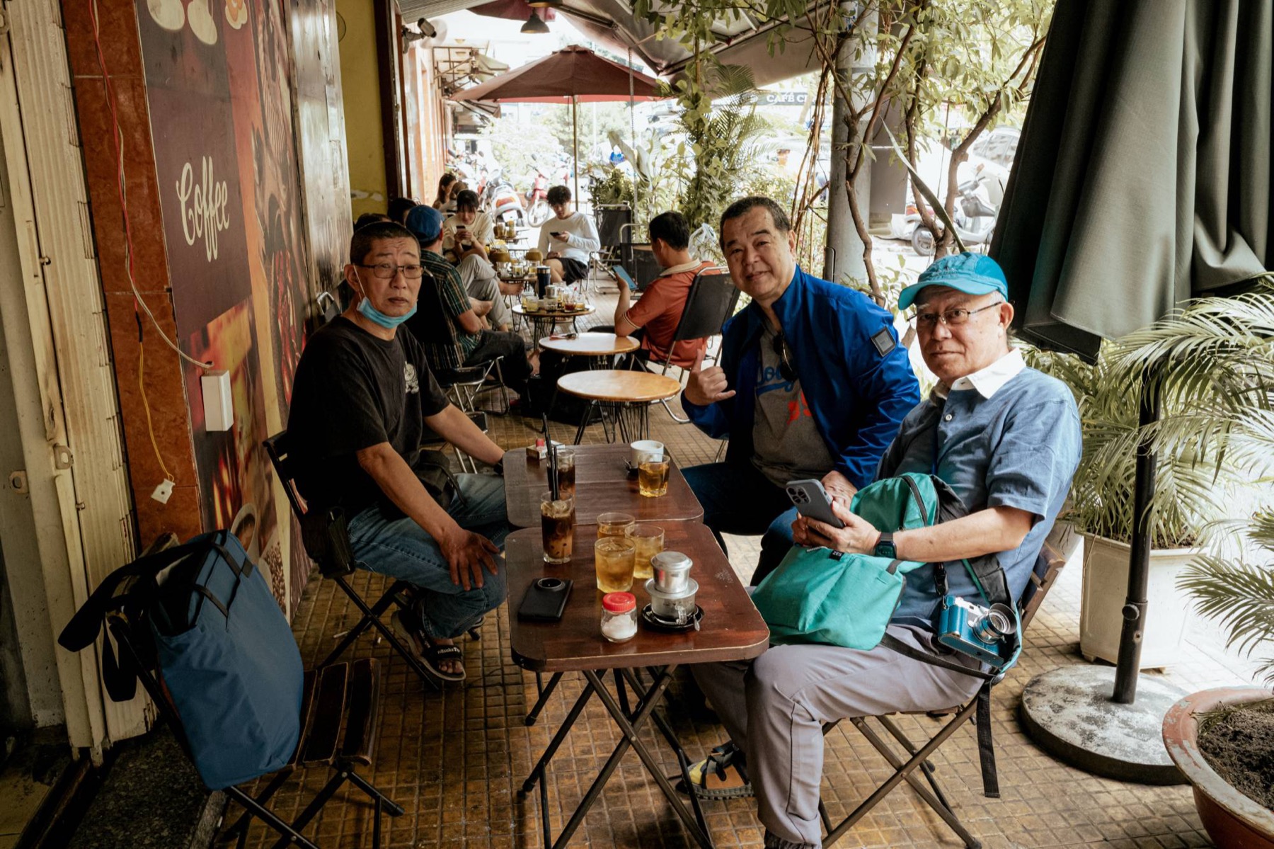 ホーチミンのカフェで一息つく、左からAsukalさん、バスターさん、YKK師匠