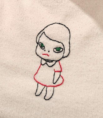 彼のTシャツに描かれたキャラクター