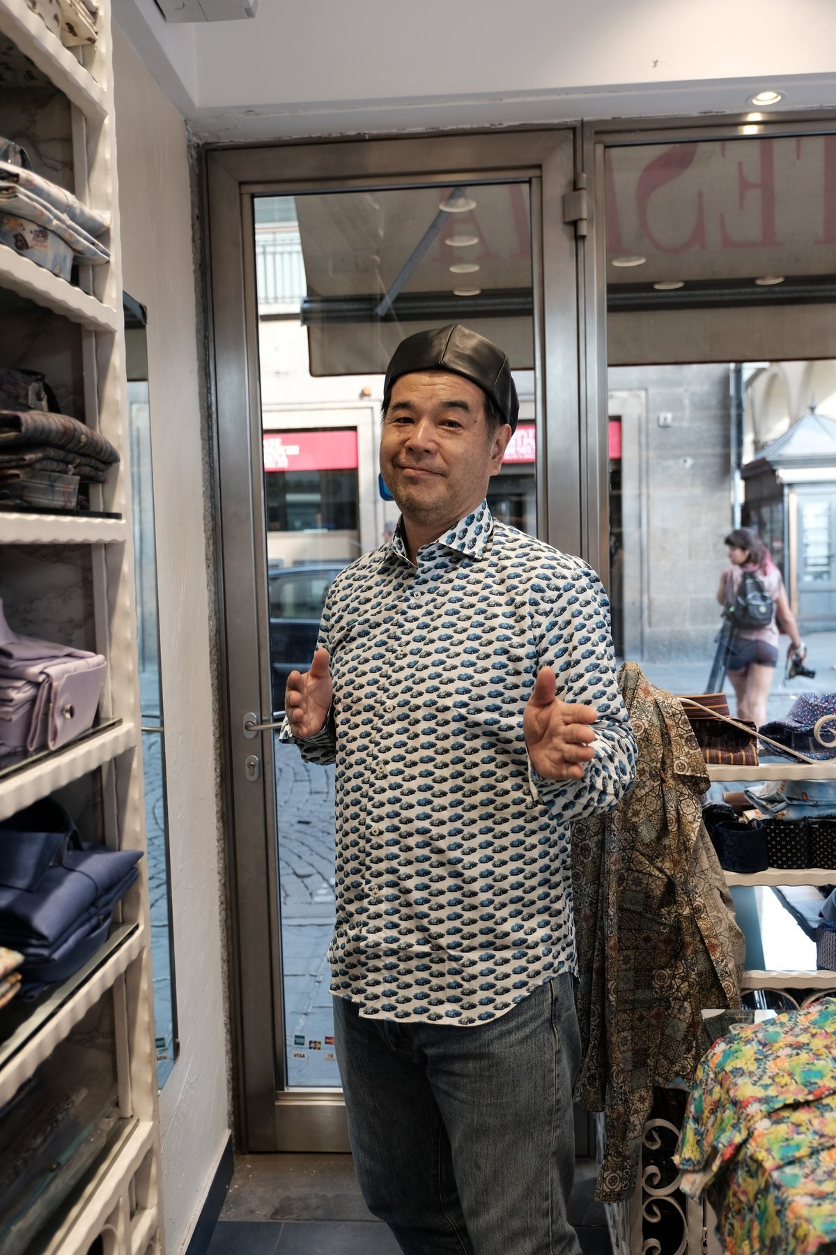 シャツを購入してご満悦のバスターさん