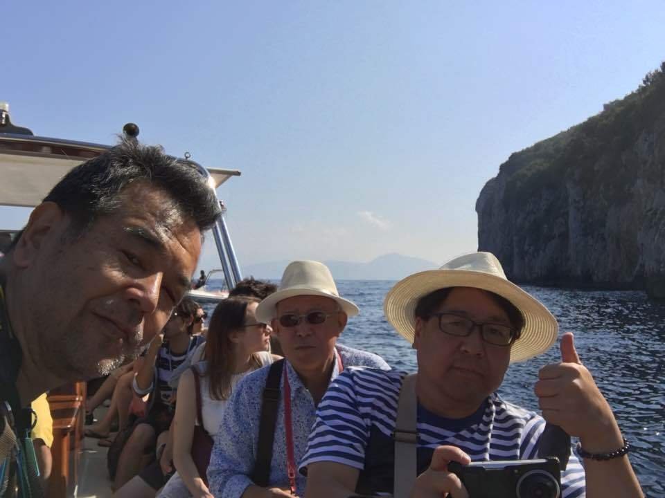 手漕ぎ舟に乗り込む前の我々三人