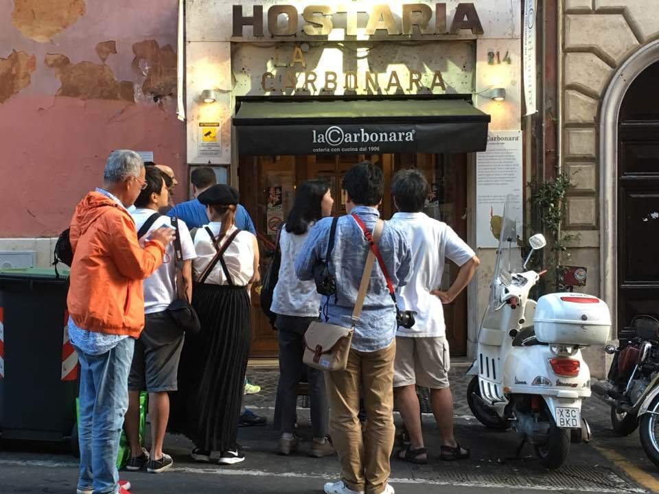 開店前には行列、我々以外にも何人かの日本人が