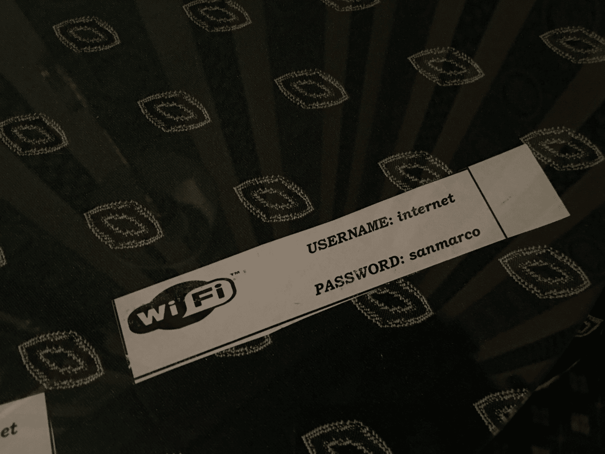部屋のテーブルに貼ってあったWiFiパスワード