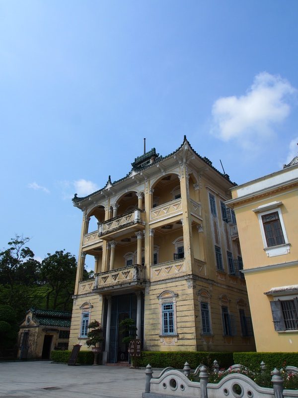 青空を背に見上げた立園の洋館。三階建てで、最上部に中国式の反りのある瓦屋根が載っている