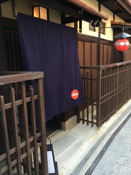 町家造りのライカ京都店の外観。軒下に赤いライカのロゴの提灯が下がっている