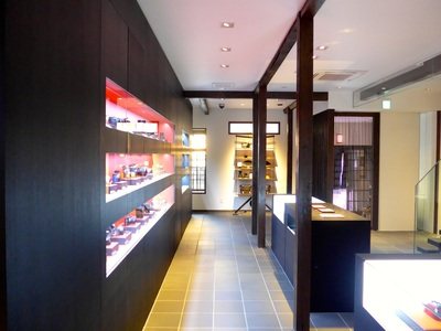 ライカ京都店の店内。木の内装にガラスケースが並び、レンズが展示されている