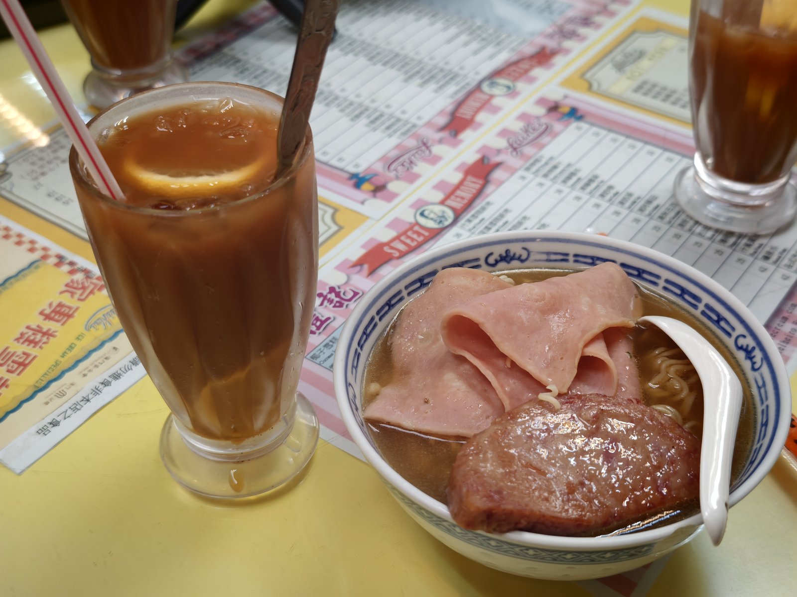 好みのトッピングをのせた出前一丁。