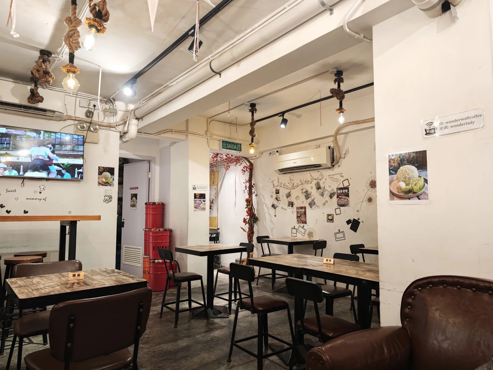 奥のソファー席から眺めた店内。