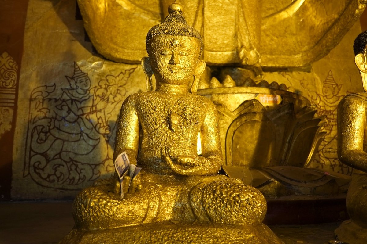金箔を購入してこの仏像に貼り付けていきます