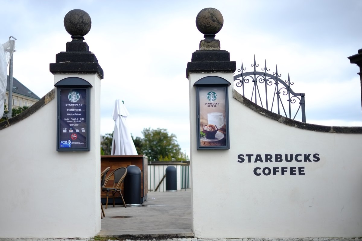プラハ城にあるスターバックスの入口