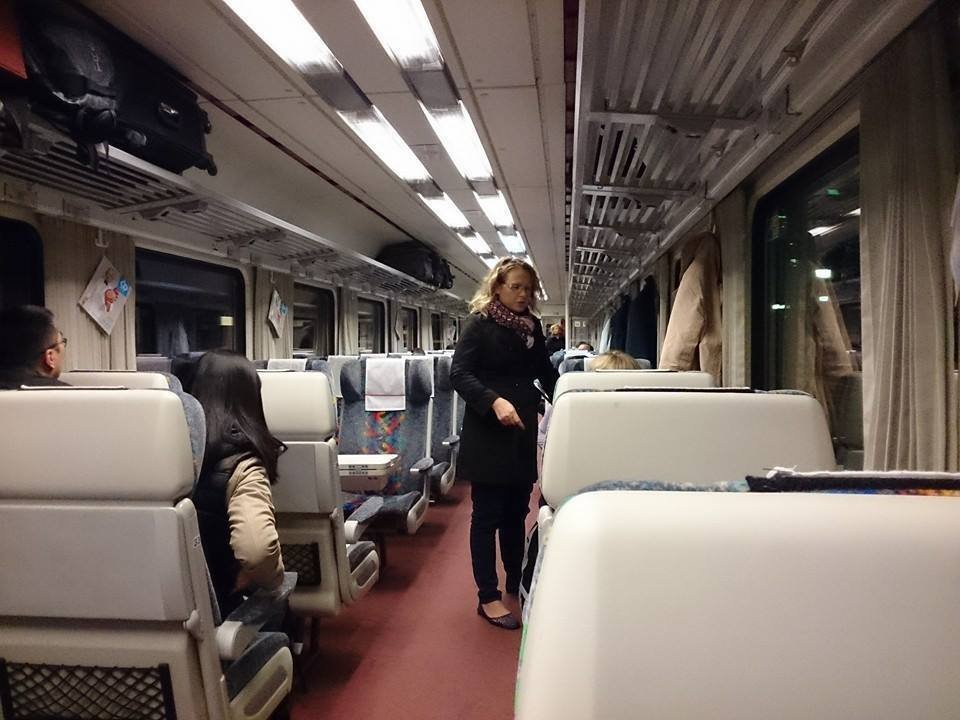 列車の車内風景