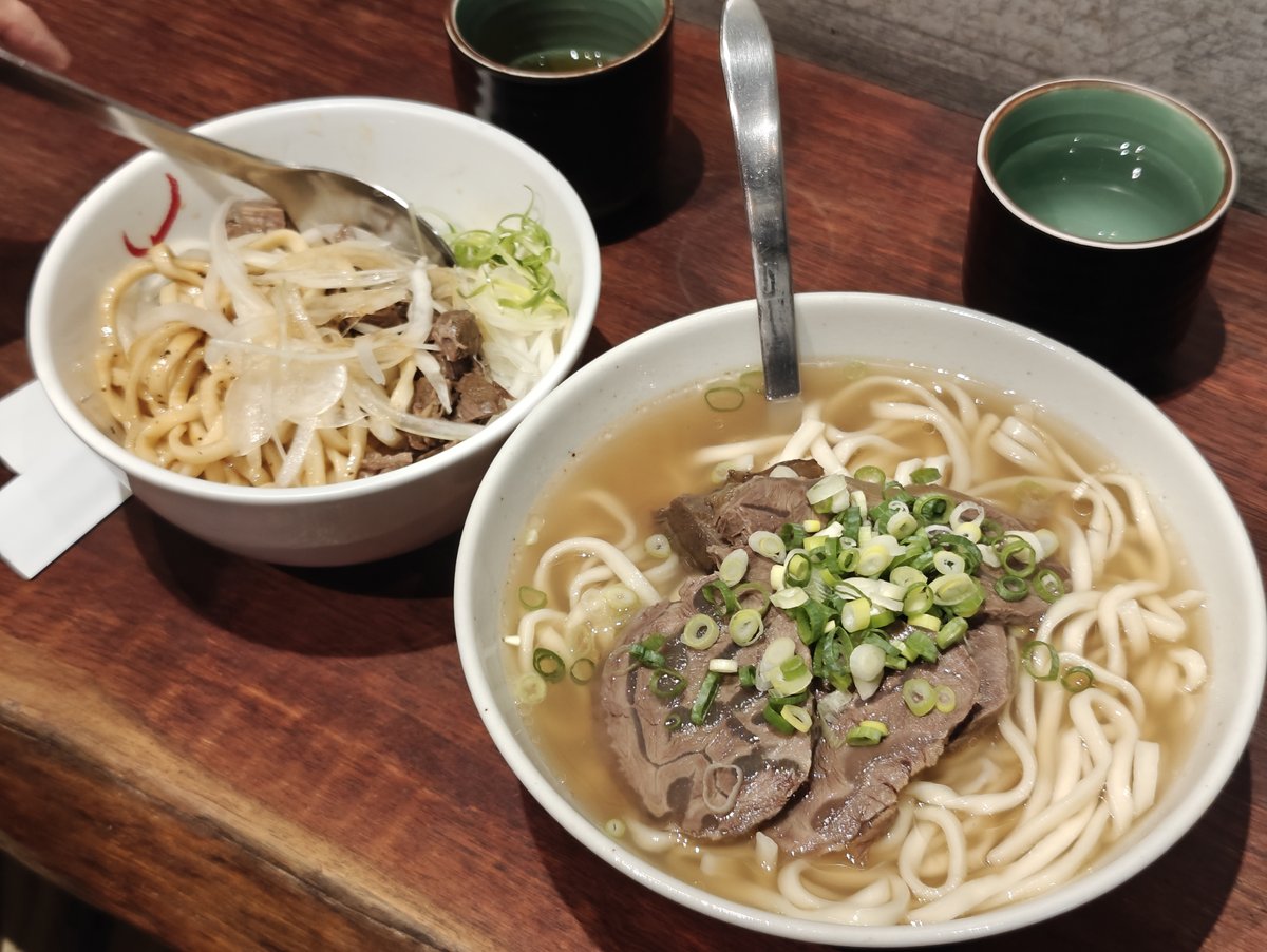 左が妻の拌麺（小）、右が私の精燉牛肉麵（大）
