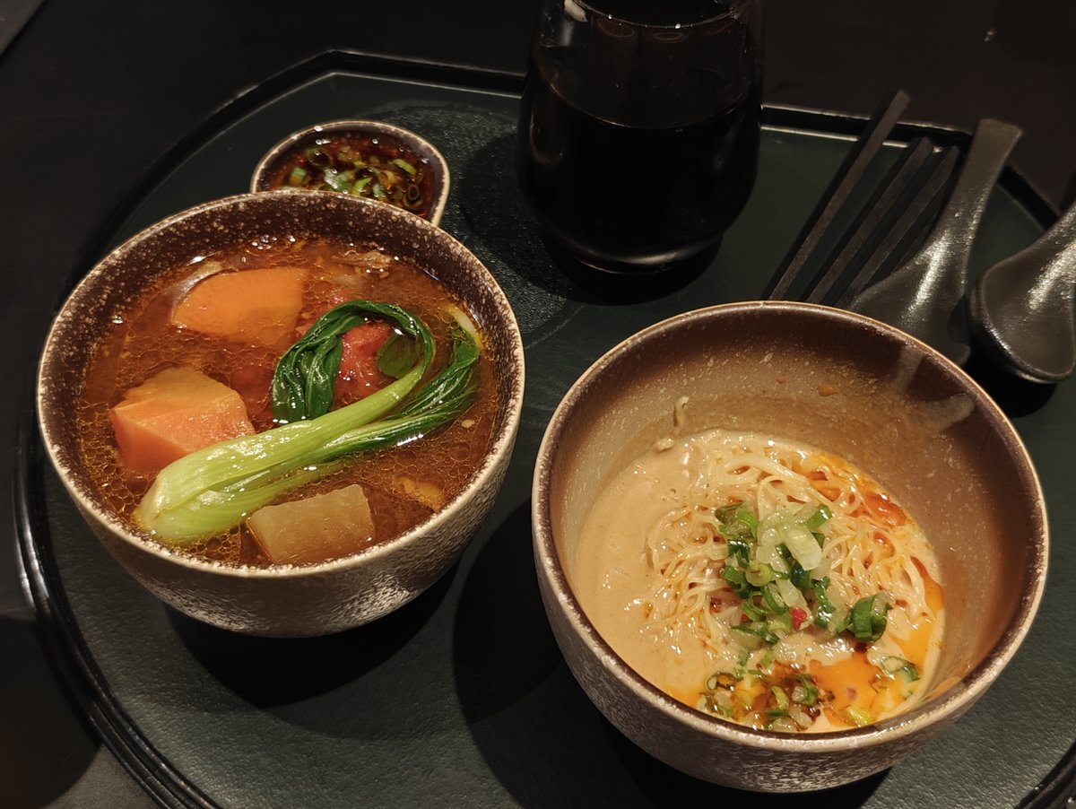 左が牛肉麺、右はワンタン麺