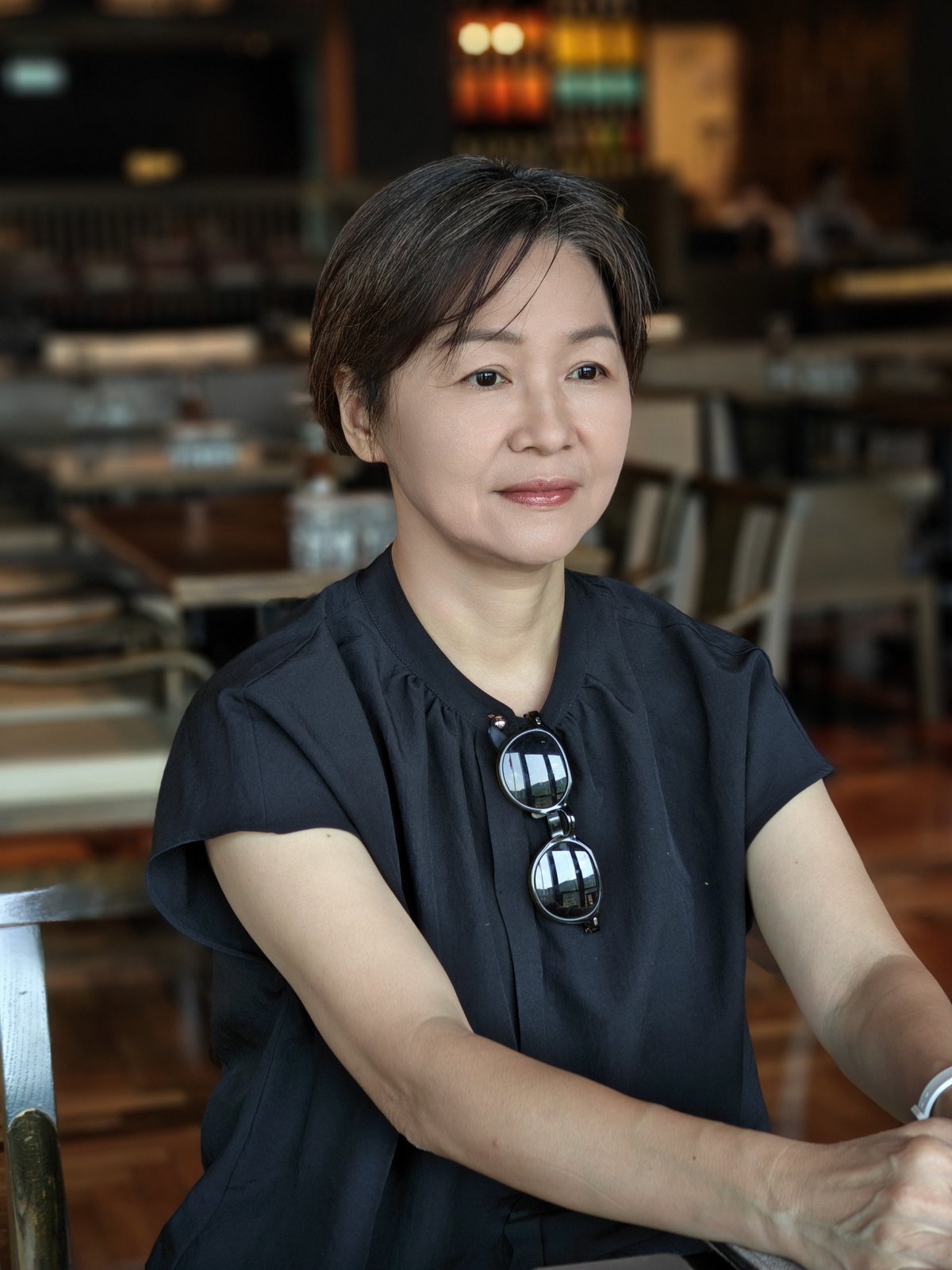 故宮博物院のレストラン「呼吸」で、窓の光を受ける妻