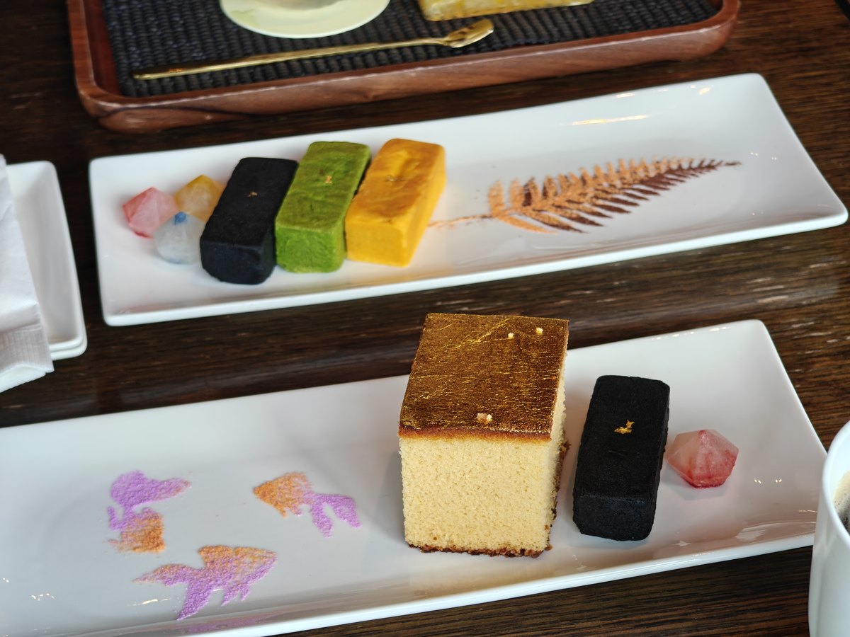 金箔カステラと三色の焼き菓子、皿には金彩の金魚