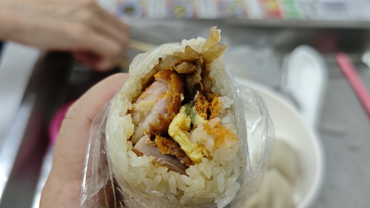 私が注文したのは、豚肉と玉子そしてタクワンみたいなヤツが入ったもの