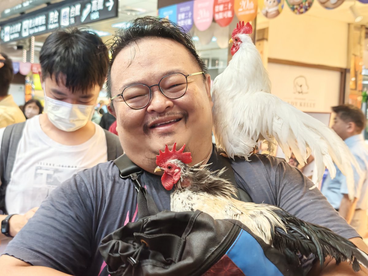 わたしの後ろで並んでいた素敵な笑顔のお兄さん、私の肩にもこの鶏さんを乗っけてくれました。