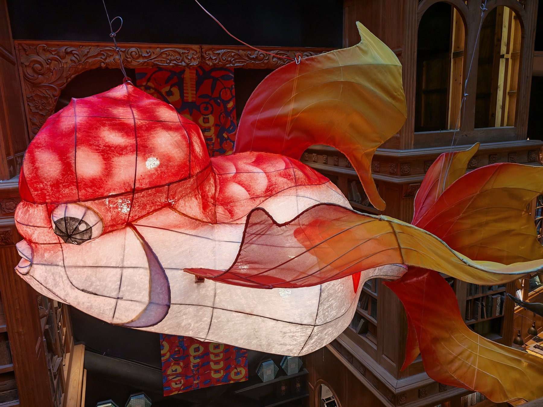 天井から吊るされた巨大金魚
