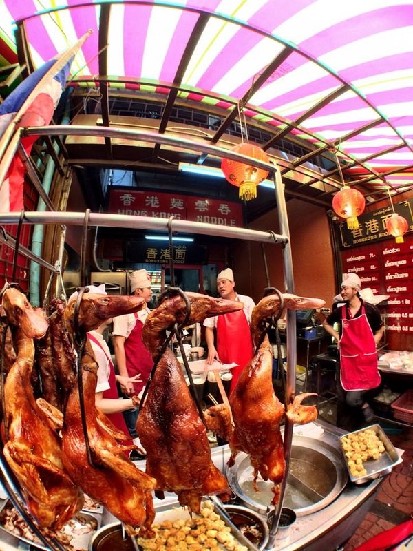 「香港麵雲吞」の看板を掲げた店先に、焼き上がった鴨がずらりと吊るされている